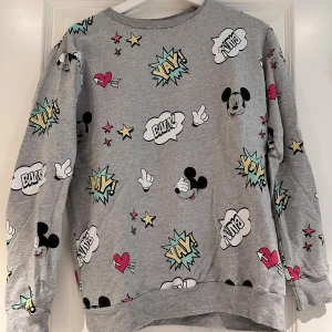 Sweatshirt  - Sweatshirt med Musse Pigg-motiv på köpt på Ullared. Storlek M💕 Använt få gånger så mycket gott skick!