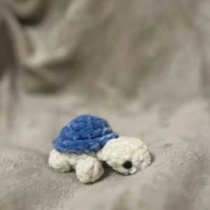 Mini sköldpadda - Liten söt sköldpadda som passar perfekt som dekoration. Den är ca 7 cm hög. Sköldpadda har Säkerhetsögon som inte rekommenderas för barn under 3 år!