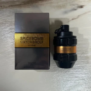 Spicebomb Extreme Eau de Parfum - Spicebomb Extreme från Viktor & Rolf är en Eau de Parfum i en unik, kraftfull design. Volym: 90 ml. Tillverkad i Frankrike. Perfekt för dig som vill sticka ut med din doft.