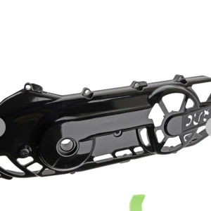 Str8 Variator kåpa - Snyggt svart kedjeskydd i plast/metall, passar moped. Produkten är i nyskick utan synligt slitage eller repor. Perfekt för att skydda kopplingen och ge ett stilrent utseende. Enkel montering med flera fästpunkter. Inga defekter synliga på bilderna.
