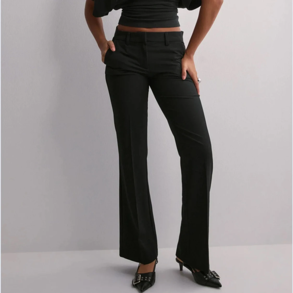 Svarta kostymbyxor med bootcut från Nelly