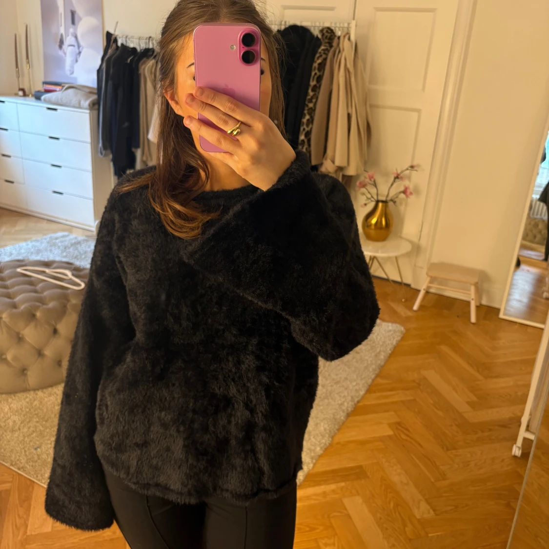 Svart fluffig tröja