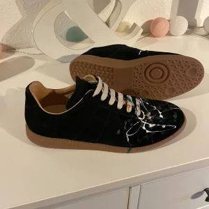 Maison Margiela Gats - Säljer ett par riktigt snygga Maison Margiela Gats! Skorna är i mycket bra skick och har inga defekter. Skorna har en tjock sula som gör dem perfekta till kallare väder! Storleken är 42. Om ni har några frågor så är de bara att höra av er!😁