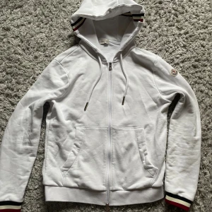 Moncler zip  - Tja! Säljer denna zip, den är i skick 9,5/10 och storlek L, är ej 100 på om den är äkta då den är köpt på plick, men vid snabb affär kan jag gå ner i pris!