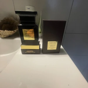 Tom Ford Tobacco Vanille 100ml, parfym - Tja, jag säljer nu min Tom Ford Tobacco Vanille då jag behöver cashen för en ny parfym. DEN ÄR ANVÄND men inte så mycket. Det är en 100 ml flaska. Saknas kanske 15-20 ml från de originella. Köpte den sprillans ny på Åhléns. Priset går att diskutera och om du har nån jacka att byta mot den skulle det också vara aktuellt. Bara att höra av sig vid frågor