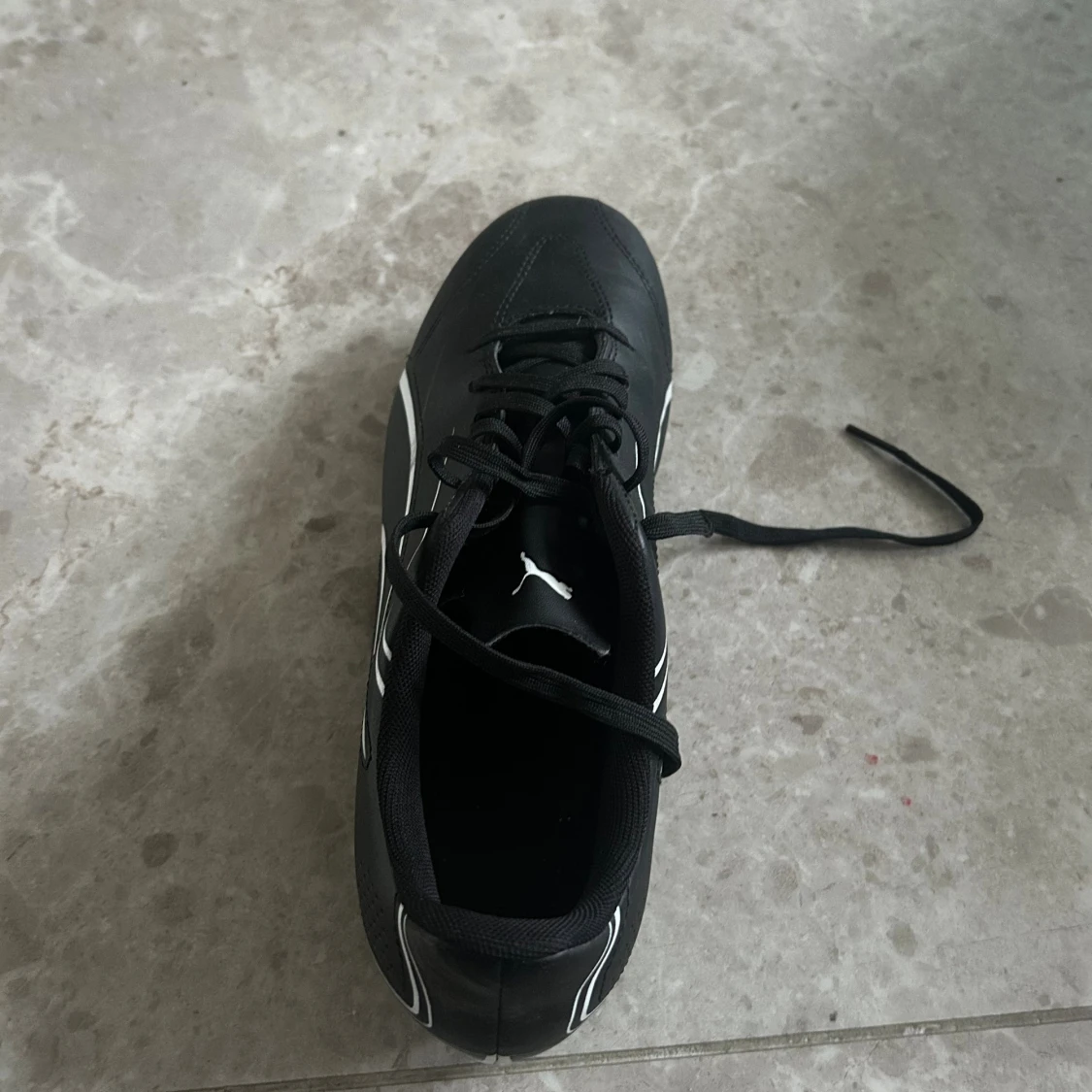 Svarta fotbollsskor från Puma - 1