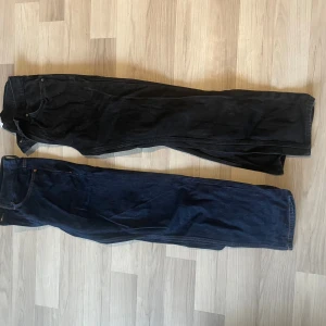 Jeans lager 157 - Säljer dessa 2 par jeans fråm Lager 157 då de inte används, 100 kr för ett par 150 kr för båda. Bra skick och storlek 31/32, straight leg.
