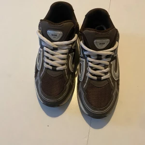  Sneakers med reflex detaljer - Säljer ett par snygga sneakers i svart med reflexdetaljer och CD-logga på sidorna. Storlek 43, i väldigt bra skick. Pris 1350 kr men kan diskuteras vid snabb affär. skickar inom 12h. För fler bilder skriv privat 🤎 Priset är ej skrivet i sten