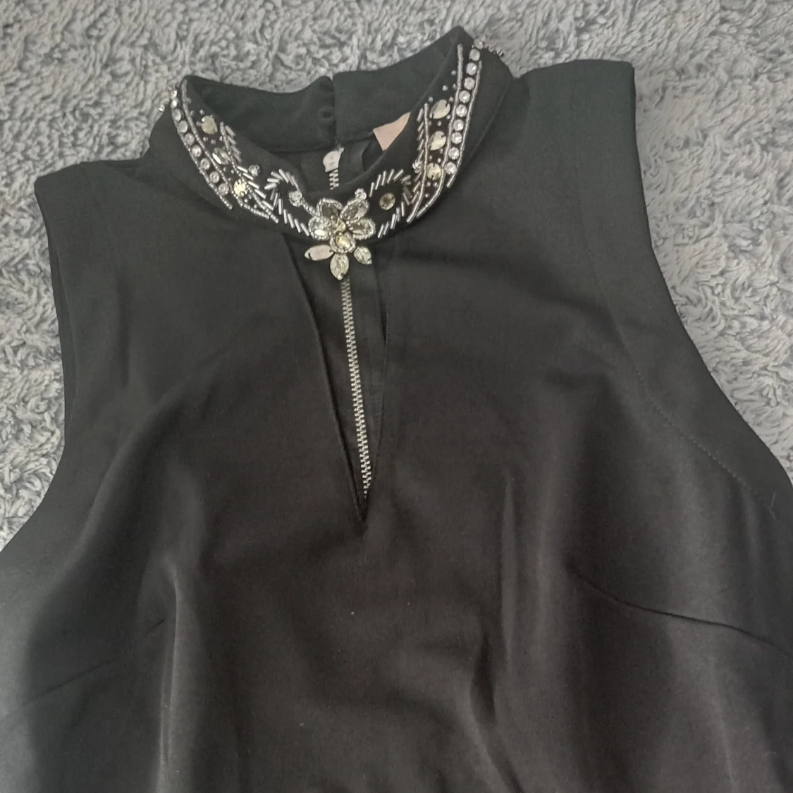 Svart kort klänning med pärldetaljer - 3