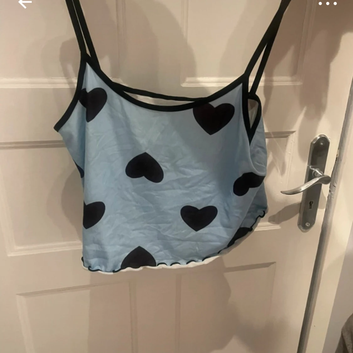 Blå linnetopp med svarta hjärtan