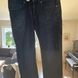 Dondup george - Säljer nu ett par extremt fräscha Dondup george! Knappt använda och extremt bra skick🙌 w33 sitter som w31‼️Nypris runt 3000kr mitt pris 900kr‼️ 