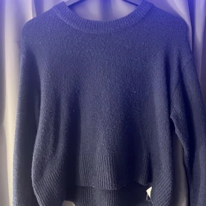 Mörkblå stickad tröja Gina Tricot - Jättefin stickad tröja från gina i strl 146-152 men passar som xs. 