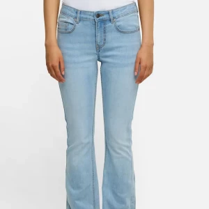 Ljusblå bootcut jeans XS från Bik Bok - Säljer ett par ljusblå jeans från Bik Bok i modellen bootcut. Jeansen har låg midja, klassiska fem fickor och är tillverkade i mjukt denimtyg. Längd 31!