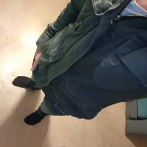 Grön overshirt/fieldjacket från G-Star RAW - Säljer en mörkgrön overshirt från G-Star RAW med fyra stora fickor framtill, knapp- och dragkedjestängning samt ribbad krage. Jackan är i bomull och har en clean, militärinspirerad look som passar perfekt till jeans eller bara em casual fitt nu till hösten.        Nypris för denna ligger runt 2k och vill helst sälja den för hälften eller lite mindre med tanke på att den inte har några defekter alls