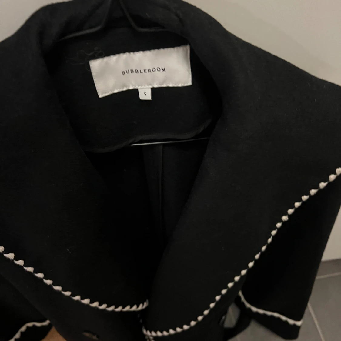Svart kappa med vit kant från Bubbleroom - 1