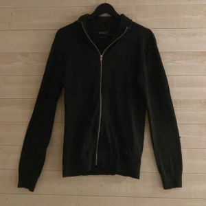Svart stickad cardigan från Jack & Jones - Svart stickad hoodie från Jack & Jones Originals i storlek medium. Tröjan har hel dragkedja framtill, jävligt nice och skön. Bra att köpa nu när det börjar bli kallare! Bara använd 5 gånger!!!