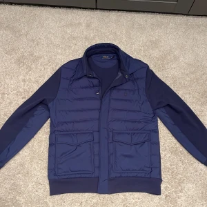 Polo Ralph lauren cardigan  - Säljer min otroligt fina jacka/cardigan från Polo Ralph Lauren då den tyvärr inte längre passar mig. Jackan är i fantastiskt skick och är otroligt bekväm.   Perfekt nu till hösten och våren, när du vill ha något lätt men ändå värmande. Passar bäst för dig som är runt 180–185 cm lång.  En riktigt stilren och tidlös modell från Ralph Lauren. Pris kan diskuteras!
