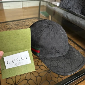 Gucci Keps, Svart, S - Gucci keps – svart, storlek S. Köpt i Gucci butiken i Stockholm år 2023. Kvitto finns!!