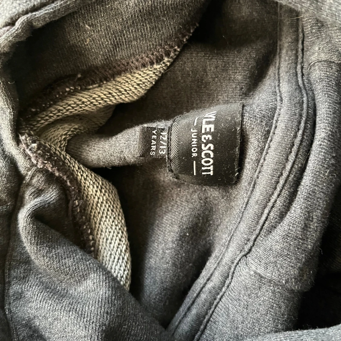Mörkgrå hoodie från Lyle & Scott - 2