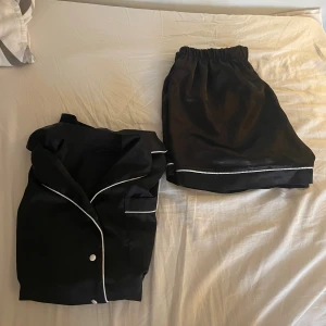  Silkes pyjamas  - Väldigt bra skick, nyköpt, st XS