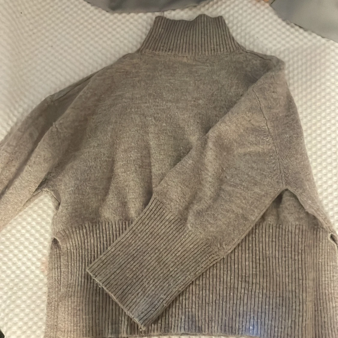 Beige polotröja från Gina Tricot