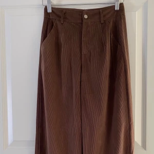 Bruna manchesterbyxor från Shein XS - Bruna manchesterbyxor från Shein i storlek XS. Byxorna har hög midja, vida ben och klassiska fickor framtill. Perfekta för dig som gillar en chill och trendig look med retrovibbar. Materialet är mjukt och ger en snygg struktur.