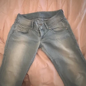 Low waist jeans - Snygga ljusblå jeansbyxor från Pepe jeans midjemåttet:38 cm innerbenslängd :76