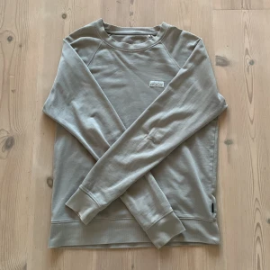  sweatshirt från Patagonia - En stilren sweatshirt från Patagonia med diskret logga på bröstet. Tröjan har rund hals, långa ärmar och ribbade muddar vid ärmslut och nederkant. Perfekt för chill dagar och enkel att matcha med jeans eller joggers.