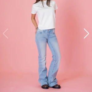 Lågmidjade jeans med rosa detaljer - Från DinVintageShop. Nypris 710kr. Str S. De är i bra skick utom längst ner där de är lite slitna