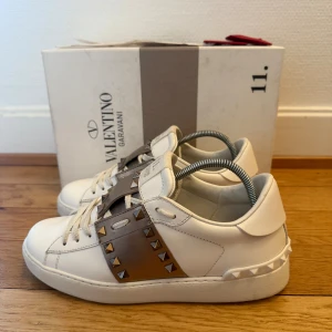 Valentino rockstud sneakers  - Säljer nu dessa fina valentino skor | Nyskick | Storlek 37,5 | Kommer med box,valentinokort,extra nitar och kvitto |