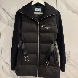 PRADA Jacka - Prada jacka, använd fåtal gånger så inga tecken på användning. Otroligt varm och kvalitativ, NFC läsare finns på etiketten! Kvitto tyvärr bort slarvat