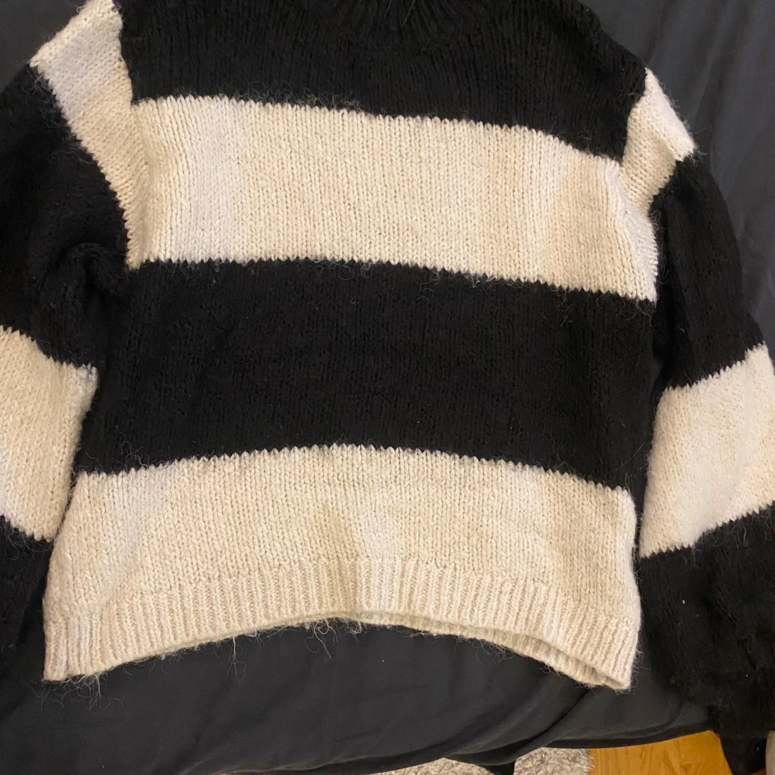 Svartvit randig stickad tröja