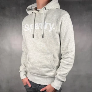 Superdry Hoodie - - Superdry Hoodie — Storlek S — 10/10 - Bra skick utan skavanker — Inkluderat - Hoodie — Retail 1500kr+ — Modellen är 180cm, 65kg