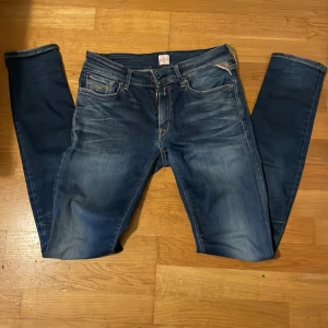 Blå Replay jeans med snygga detaljer - Säljer ett par stilrena replay jeans sitter jätte fint extrem snygga tycker jag själv hör av er vid frågor, de är modellen luz vilket är skinny