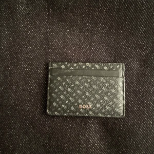 Hugo boss plånbok - Säljer en äkta Hugo Boss plånbok i bra skick | nypris över 1000 kr | kom privat för fler frågor!