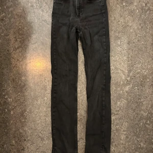 Bershka jeans - Svarta jeans från Bershka i väldigt fint skick med hög midja och klassisk femficksdesign. Storlek 32