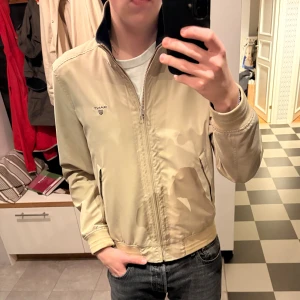 Höst jacka från Gant - Säljer min jacka som är perfekt för hösten pga att den är för liten. En riktigt stilren jacka, perfekt för hösten, den tål vinden bra så det är riktigt najs för hösten.