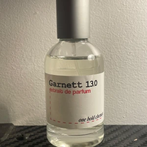 Garnett 13.0 Extrait de Parfum - Sprayat 5 sprut, håller flera timmar på huden!En frisk blandning av grönt äpple, kalabrisk bergamott och mandarin. Mellannoterna är petitgrain, cederträ, cashmeran och viol, vilket gör ett blommigt och träigt djup. Sedan avslutad den med en robust bas av ekmossa, mysk och amberträ, som skapar ett långvarigt och fräscht intryck