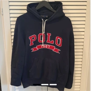 Polo Ralph lauren hoodie - Väldigt exklusiv polo hoodie. Hoodien är i väldigt bra skick och perfekt för kyligare höstdagar🍂💛. Vid frågor är de bara att hojta till!📲📲