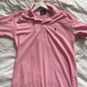 Polo Sport Piké Rosa - Har en snygg rosa piké från polo sport använd två gånger väldigt bra kvalitet pris kan diskuteras 