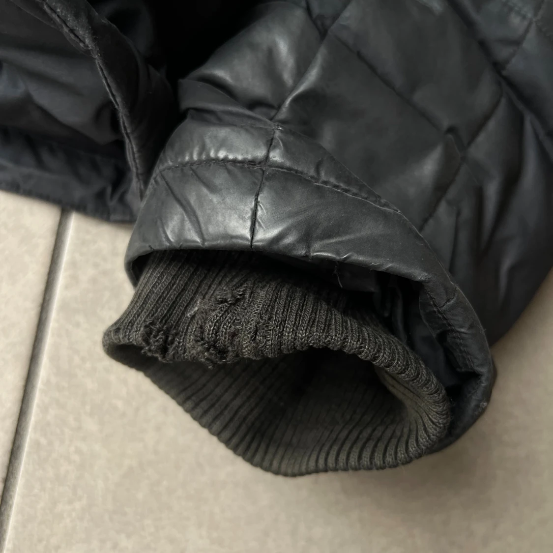 Svart dunjacka med huva - 3