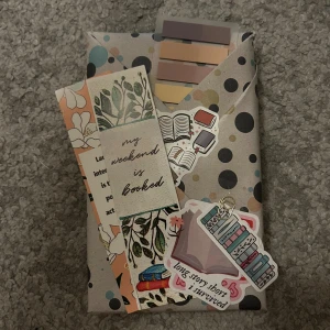 Blind Date With A Book  - Blind Date With A Book ~ populär romance bok🩵🩵🩵 Boken är i mycket bra skick! Säljer även fler liknade här på Vinted och personliga på min TikTok @bonniezzz0!