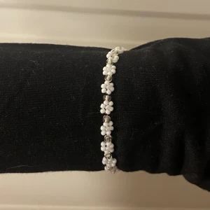 Handgjort armband  - Handgjort armband med pärlor och förlängningskedja🩷