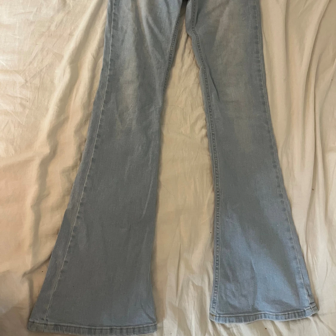 Ljusblå bootcut jeans från Gina Tricot - 1