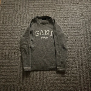 Gant kofta/hoodie  - Säljer en gant tröja, använd fåtal gånger. Inga fläckar eller hål. Storlek s men den har krympt lite så skulle rekommendera den som har en storlek mindre än s.