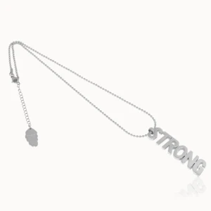 Silver Strong halsband från Ioaku - Snyggt halsband i silverfärg från Ioaku med texten STRONG i stora bokstäver som hänge. Kedjan är kulformad. Använde mycket mer förr men den är i lika fint skick som ny. Köpt för 499kr