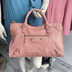 *INTRESSEKOLL* Liknar Rosa City Bag  - En väska liknande balenciagas city bag i rosa färgen. KÖP EJ! Lika / skriv gärna vid intresse!💕