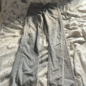 Grå jeans med detaljerade fickor från Gina Young - Snygga grå jeans från Gina Tricot Young som är bottcut och Low waist. De har  detaljer på bakfickorna. Klassisk femficksmodell med knapp och dragkedja framtill. Säljer för gillade inte riktigt passformen men de är jättefina. 