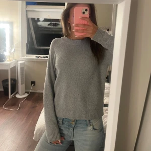 Grå stickad tröja  - Mysig grå stickad tröja, perfekt nu för hösten! Storlek Xs men passar S