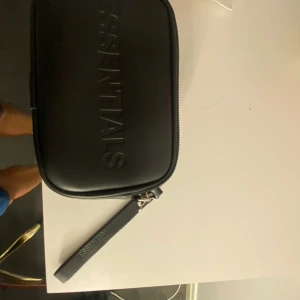 Essentials väska  - Helt ny 